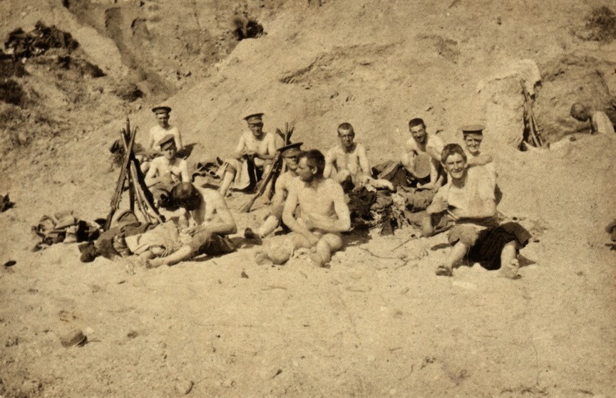 Signallers searching for lice, Gallipoli 1915